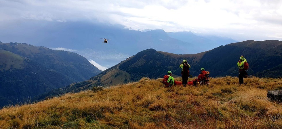 Un cacciatore scivola e si fa male a 2 mila metri di quota, difficile operazione del soccorso alpino a causa del maltempo
